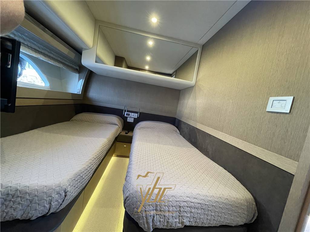 Ferretti yachts 700