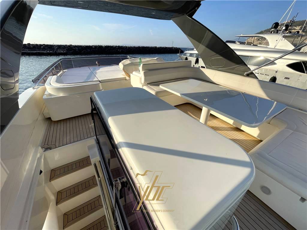 Ferretti yachts 700